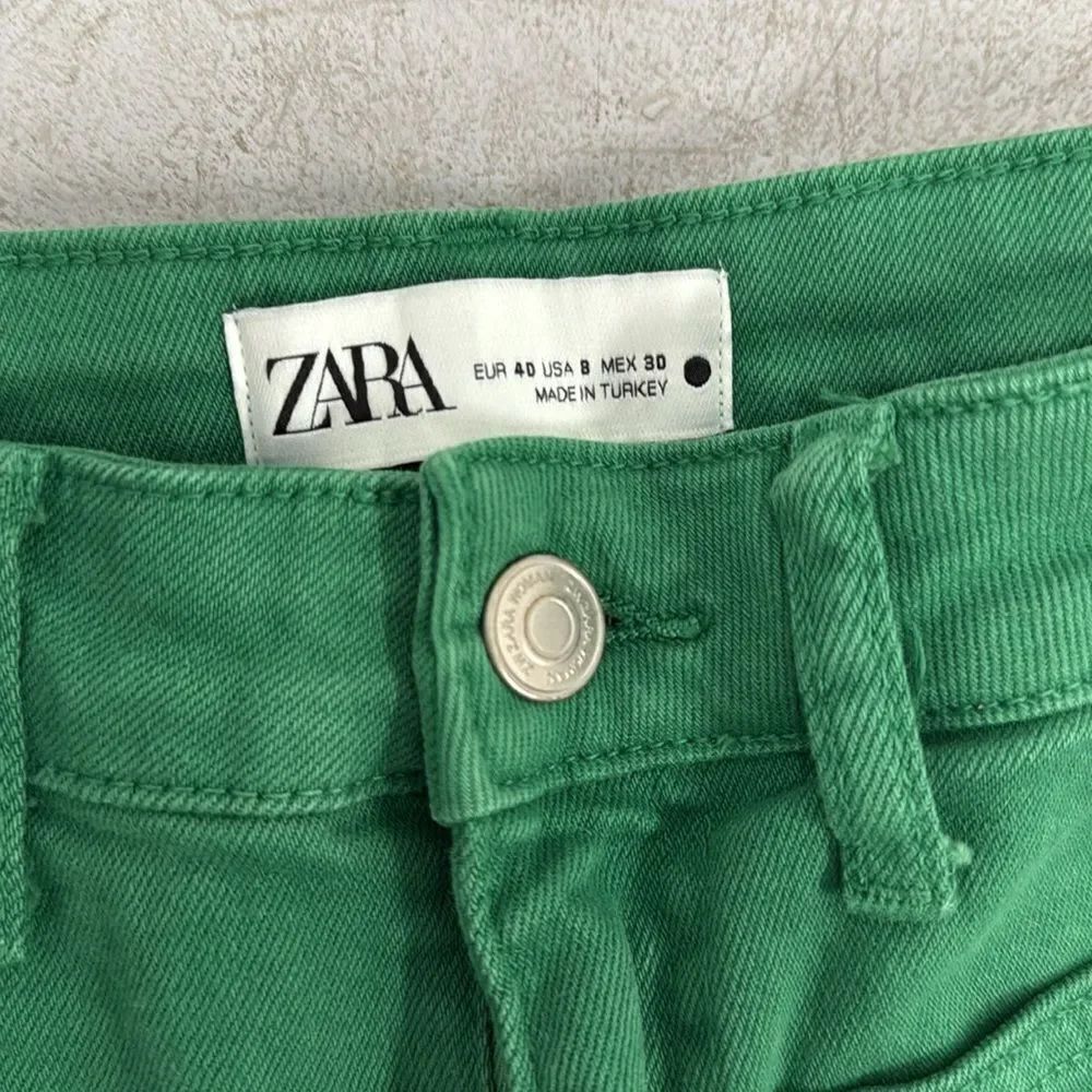 Zara Green Straight Leg Jeans with Raw Hem - Size 8 - Brand NWT - Picture 3 of 4